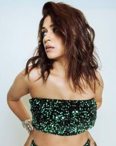 Shraddha Das : మినీ డ్రెస్​ వేసుకున్న శ్రద్ధా దాస్.. హాట్​ ఫోజులిచ్చిన హీరోయిన్