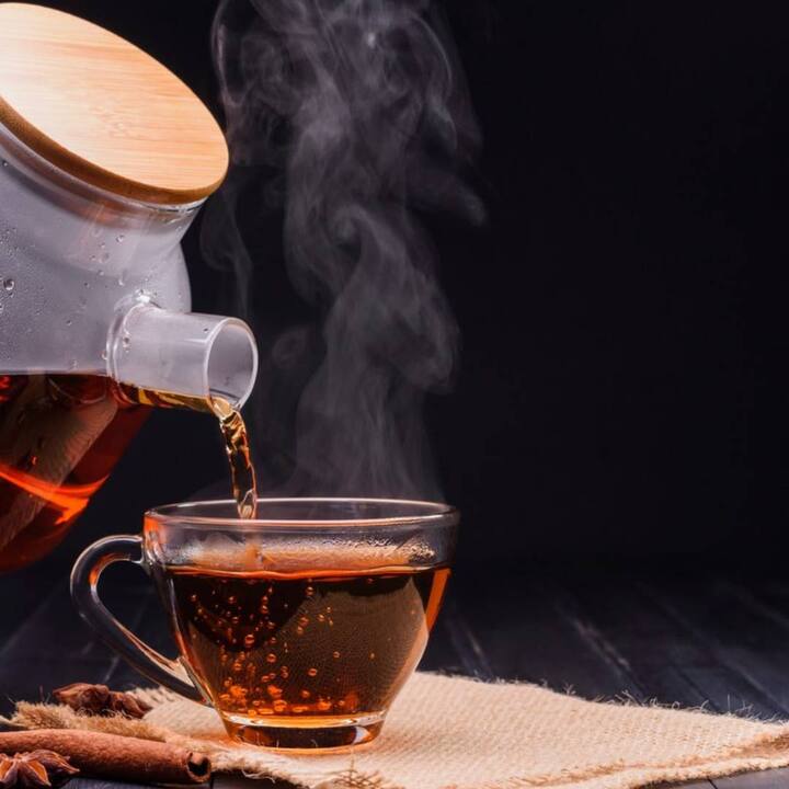 ਆਪਣੀ ਵਜ਼ਨ ਘਟਾਉਣ ਦੀ ਯੋਜਨਾ ਵਿੱਚ, ਦੁੱਧ ਵਾਲੀ ਚਾਹ ਦੀ ਬਜਾਏ, ਤੁਲਸੀ, ਅਦਰਕ, ਕਾਲੀ ਮਿਰਚ, ਗੁੜ ਅਤੇ ਇਲਾਇਚੀ ਦੇ ਨਾਲ ਦੁੱਧ ਰਹਿਤ ਚਾਹ ਪੀ ਕੇ ਸਵੇਰ ਦੀ ਸ਼ੁਰੂਆਤ ਕਰੋ। ਇਸ ਨਾਲ ਤਣਾਅ ਘੱਟ ਹੁੰਦਾ ਹੈ ਅਤੇ ਭਾਰ ਵੀ ਕੰਟਰੋਲ 'ਚ ਰਹਿੰਦਾ ਹੈ।