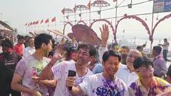 Varanasi Holi News: होली के रंग में रंगी काशी! विदेशी पर्यटकों ने भी जमकर उठाया लुफ्त, देखें तस्वीरें