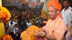 Holi 2024: होलिका दहन शोभयात्रा में शामिल हुए सीएम योगी, जनता के साथ खेली फूलों की होली, देखें तस्वीरें