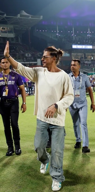 IPL 2024 KKR vs SRH  : Live match के दौरान smoking करते कमरे में कैद हुए Shahrukh  ,वीडियो वायरल .