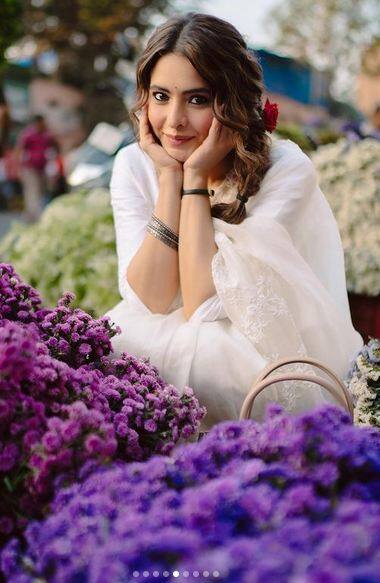 ਆਮਨਾ ਦੀ ਸਾਦਗੀ ਦਾ ਜਾਦੂ ਲੋਕਾਂ ਨੂੰ ਪ੍ਰਭਾਵਿਤ ਕਰ ਰਿਹਾ ਹੈ। ਲੇਟੈਸਟ ਫੋਟੋਸ਼ੂਟ 'ਚ ਉਹ ਵੱਖ-ਵੱਖ ਪੋਜ਼ ਦੇ ਕੇ ਆਪਣੇ ਪ੍ਰਸ਼ੰਸਕਾਂ ਨੂੰ ਆਕਰਸ਼ਿਤ ਕਰ ਰਹੀ ਹੈ।