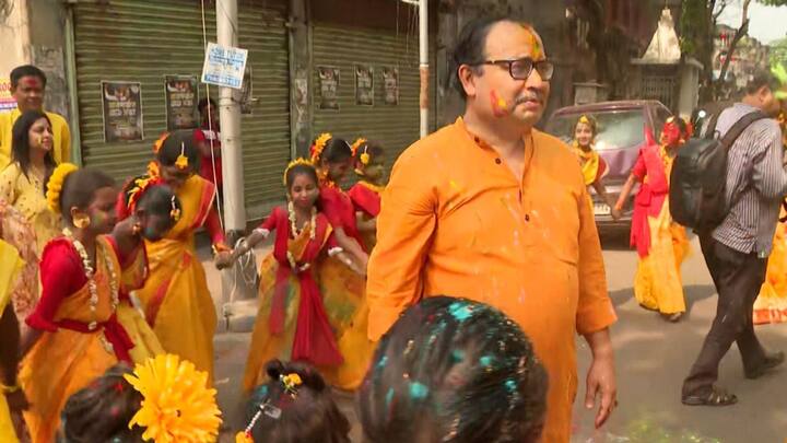 কলকাতা পুরসভার ২৮ নম্বর ওয়ার্ডে সকলের সঙ্গে মিলে আবির খেললেন তৃণমূলের রাজ্য সাধারণ সম্পাদক।