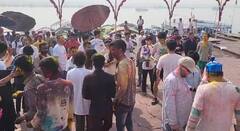 Varanasi Holi News: होली के रंग में रंगी काशी! विदेशी पर्यटकों ने भी जमकर उठाया लुफ्त, देखें तस्वीरें