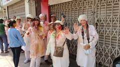 Holi 2024: उदयपुर में होली मनाने पहुंचे हजारों देशी-विदेशी पर्यटक, मेवाड़ की होली में खूब उड़े रंग-गुलाल, देखें तस्वीरें