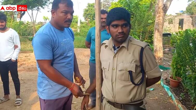 Telangana Fake Police arrested at Kadem in Nirmal District Fake Police: తెలంగాణలో మరో ‘దొంగ’ పోలీస్ - మొబైల్ చోరీ చేస్తూ అడ్డంగా దొరికి!