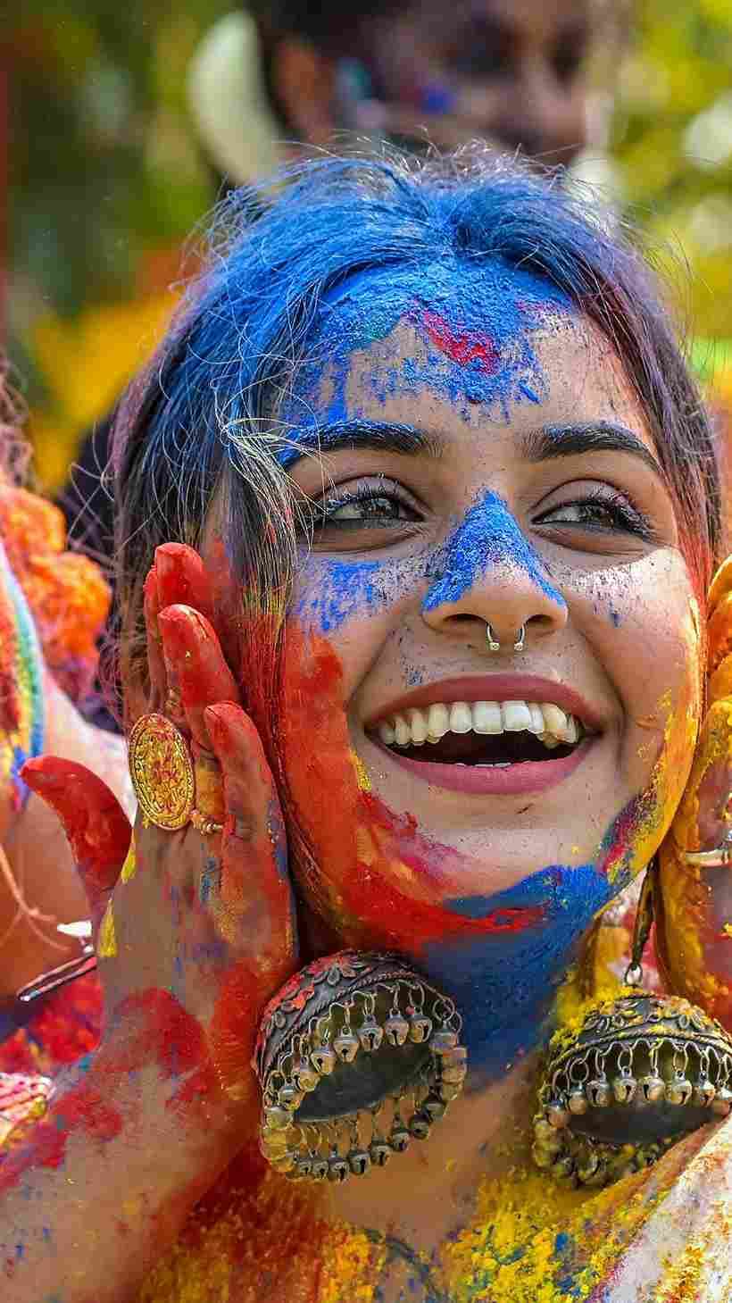 আবির থেকে বাঁদুরে রং। পিচকারি থেকে বেলুন। রঙ খেলার রকমারি উপায় রয়েছে। রং খেলার ছবি তোলাও আবশ্যিক