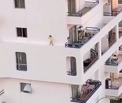 Video: तेजस्वी है! बिल्डिंग के 5वें फ्लोर के जीने पर चलती दिखी तीन साल की बच्ची, लोगों की अटकी सासें