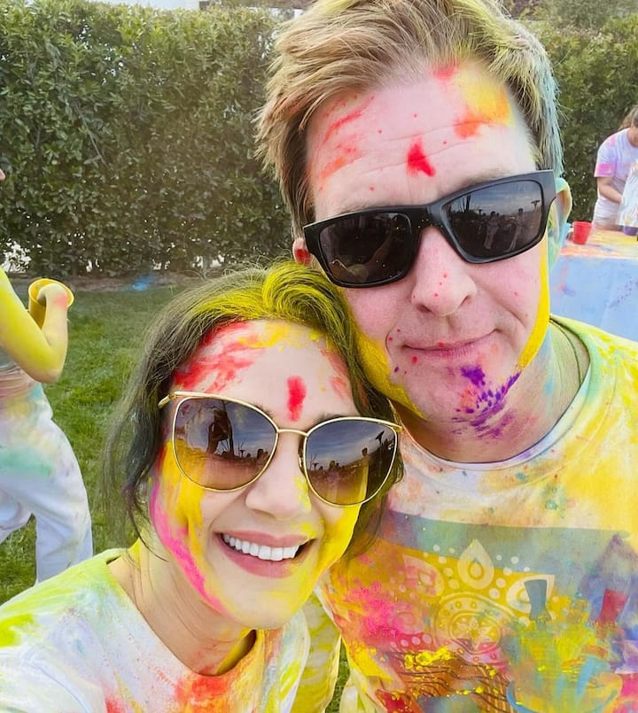 चेहरे पर गुलाल लगाए प्रीति और जीन पोज देते दिख रहे हैं. दोनों ही आईवियर के साथ होली खेलते दिख रहे हैं. और आसपास के माहौल से लग रहा है कि ये किसी होली पार्टी की तस्वीर हैं.