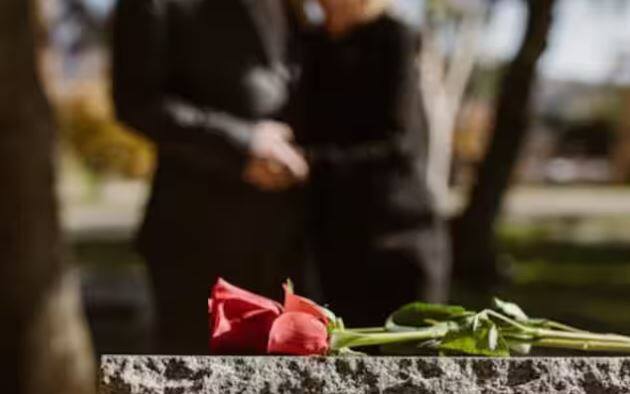 ਪਰ ਮੈਡੀਕਲ ਸਾਇੰਸ ਦੇ ਤੱਥ ਇਨ੍ਹਾਂ ਕਹਾਣੀਆਂ ਤੋਂ ਬਿਲਕੁਲ ਵੱਖਰੇ ਹਨ। ਡਾਕਟਰੀ ਖੋਜਾਂ ਤੋਂ ਮਿਲੀ ਜਾਣਕਾਰੀ ਅਨੁਸਾਰ ਦਿਨ ਦੇ ਆਮ ਸਮੇਂ ਦੇ ਮੁਕਾਬਲੇ ਸਵੇਰੇ 3 ਤੋਂ 4 ਵਜੇ ਦਰਮਿਆਨ ਦਮੇ ਦੇ ਦੌਰੇ ਦਾ ਖ਼ਤਰਾ 300 ਗੁਣਾ ਵੱਧ ਹੁੰਦਾ ਹੈ। ਇਸ ਦਾ ਮੁੱਖ ਕਾਰਨ ਇਹ ਹੈ ਕਿ ਇਸ ਸਮੇਂ ਸਰੀਰ ਵਿਚ ਐਡਰੇਨਾਲੀਨ ਅਤੇ ਐਂਟੀ-ਇਨਫਲੇਮੇਟਰੀ ਹਾਰਮੋਨਜ਼ ਦਾ ਨਿਕਾਸ ਕਾਫੀ ਘੱਟ ਹੋ ਜਾਂਦਾ ਹੈ ਜਿਸ ਕਾਰਨ ਸਰੀਰ ਵਿੱਚ ਸਾਹ ਪ੍ਰਣਾਲੀ ਬਹੁਤ ਸੁੰਗੜ ਜਾਂਦੀ ਹੈ। ਇਸ ਦੇ ਨਾਲ ਹੀ ਦਿਨ ਦੇ ਮੁਕਾਬਲੇ ਇਸ ਸਮੇਂ ਬਲੱਡ ਪ੍ਰੈਸ਼ਰ ਵੀ ਸਭ ਤੋਂ ਘੱਟ ਹੁੰਦਾ ਹੈ। ਇਹ ਵੀ ਇੱਕ ਕਾਰਨ ਹੈ ਕਿ ਜ਼ਿਆਦਾਤਰ ਲੋਕ ਸਵੇਰੇ 4 ਵਜੇ ਮਰ ਜਾਂਦੇ ਹਨ।