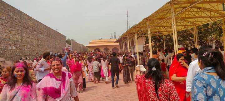 महिलाओं का कहना है कि वो भगवान् कृष्ण को अपना भाई मानती है इसलिए यहां पर रंग खेलती हैं. कुछ का कहना है कि जो वृंदावादन नहीं जा पाई है. ऐसे में उन्होंने यहां पर होली खेल लिया है. होली को लेकर यहां पर फागोत्स्व जारी है.