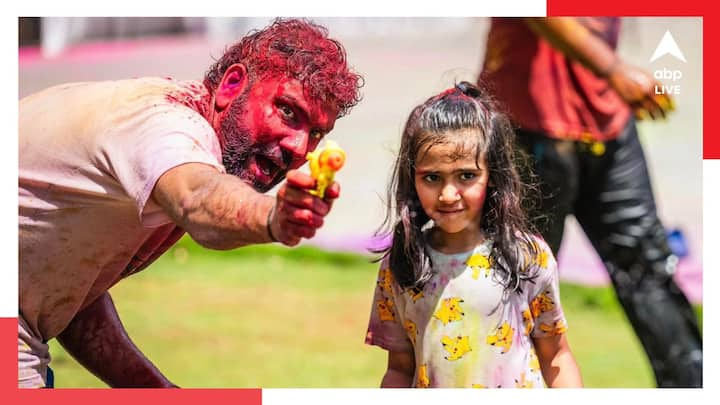 Holi 2024: সোমবার রঙের উৎসব। সারা দেশ জুড়ে পালিত হচ্ছে হোলি। দোলপূর্ণিমায় মাতোয়ারা বাংলাও। রাজ্যের প্রতি কোণায় পালিত হচ্ছে বসন্ত উৎসব।