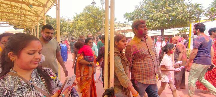 राजधानी जयपुर के अराध्य देव गोविंद देव जी मंदिर में सोमवार (25 मार्च) को होली खेली जा रही है. इस मौके पर यहां पर लोग होली के रंगे शराबोर होकर भक्ति भाव में झूमते नजर आए.