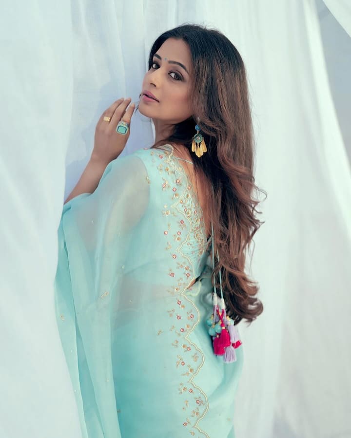 సినిమాలతో పాటు వెబ్ సిరీస్ లలో లీడ్ రోల్స్ చేస్తూ బిజీగా గడుపుతోంది. Photo Credit: Priya Mani Raj/Instagram