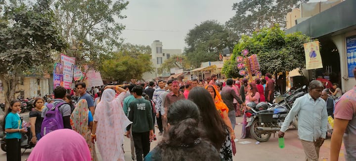 होली के मौके पर भक्तों ने भगवान को गुलाल अर्पित किया और भक्तों ने जमकर अबीर गुलाल उड़ाए. राजभोग की झांकी के मौके पर ठाकुर जी को पांच तरह के विशेष गुलाल अर्पित किए गए और प्रसाद के रुप में भक्तों इत्र और गुलाब जल के साथ केसर के रंगो की बौछार की गई. जिससे वातावरण भक्तिमय हो गया.