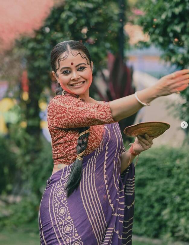 ਮੱਥੇ 'ਤੇ ਲਾਲ ਰੰਗ ਦੀ ਵੱਡੀ ਬਿੰਦੀ ਅਤੇ ਇੱਕ ਚੁੰਨੀ ਬੰਨ੍ਹੀ ਹੋਈ ਅਭਿਨੇਤਰੀ ਕਾਫੀ ਸ਼ਾਨਦਾਰ ਲੱਗ ਰਹੀ ਸੀ। ਇਸ ਦੌਰਾਨ ਅਦਾਕਾਰਾ ਜ਼ੋਰਦਾਰ ਢੰਗ ਨਾਲ ਗੁਲਾਲ ਉਡਾਉਂਦੀ ਨਜ਼ਰ ਆਈ। ਅਜਿਹਾ ਲੱਗ ਰਿਹਾ ਸੀ ਕਿ ਦੇਵੋਲੀਨਾ ਨੂੰ ਹੋਲੀ ਦਾ ਤਿਉਹਾਰ ਬਹੁਤ ਪਸੰਦ ਹੈ।