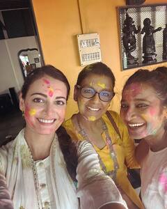 Holi 2024: पेरेंट्स टू बी Ali Fazal और Richa Chadha संग दीया मिर्जा ने गुलाल से खेली होली, शबाना आजमी समेत ये सितारे भी आए नजर