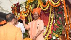 Holi 2024: होलिका दहन शोभयात्रा में शामिल हुए सीएम योगी, जनता के साथ खेली फूलों की होली, देखें तस्वीरें