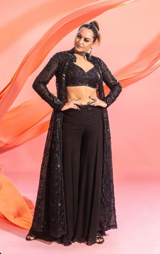 સોનાક્ષી સિન્હાના કેમેરા સામે બ્લેક ડ્રેસમાં સેક્સી પૉઝ