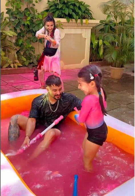 Kunal Kemmu celebrated a playful Holi with wife Soha Ali Khan and their daughter Inaya. (All Image Source: Instagram.)