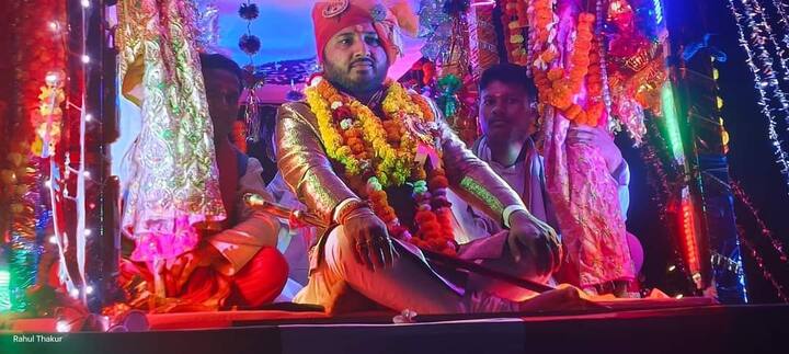 पूरे देश में होली पर्व की धूम मची हुई है. छत्तीसगढ़ के बस्तर में भी रंगों का त्योहार होली धूमधाम से मनाई जा रही है. रविवार (24 मार्च) की आधी रात बस्तर जिले के माड़पाल गांव में  600 साल पुरानी ऐतिहासिक होलिका दहन की परंपरा को पूरा किया गया. इस मौके पर बस्तर राजपरिवार के राजकुमार कमलचंद भंजदेव समेत हजारों ग्रामीण इकट्ठा होकर होलिका दहन की रस्म निभाई.