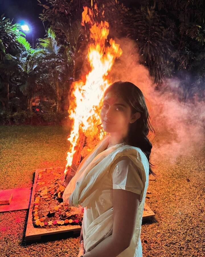 नव्या ने होलिका दहन से अपनी भी एक तस्वीर शेयर की है. व्हाइट सूट पहने नव्या होलिका के पास खड़े होकर पोज देती दिखीं.
