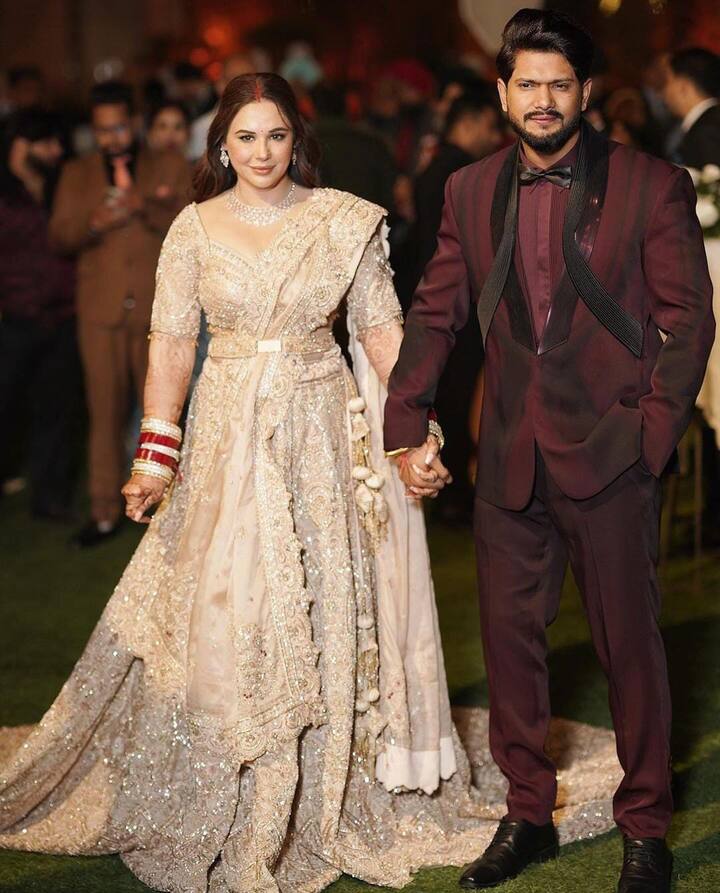 ਇਸ ਲਿਸਟ 'ਚ ਹੁਣ ਪੰਜਾਬੀ ਅਦਾਕਾਰਾ ਮੈਂਡੀ ਤੱਖਰ ਦਾ ਨਾਮ ਵੀ ਜੁੜ ਗਿਆ ਹੈ। ਮੈਂਡੀ ਨੇ ਵਿਆਹ ਤੋਂ ਬਾਅਦ ਆਪਣੇ ਪਤੀ ਸ਼ਿਖਰ ਕੌਸ਼ਲ ਦੇ ਨਾਲ ਪਹਿਲੀ ਹੋਲੀ ਮਨਾਈ ਹੈ।