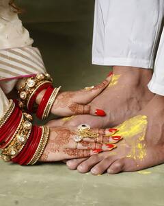 Holi 2024: पहले छुए पति के पैर...फिर रोमांटिक अंदाज में लगवाया गुलाल, शादी के बाद सोनारिका भदौरिया ने यूं खेली पहली होली