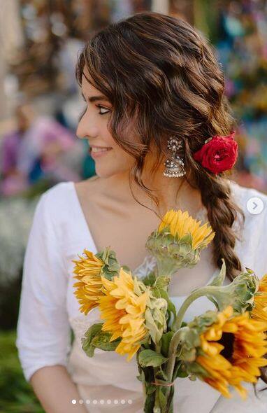 ਅਦਾਕਾਰਾ ਆਮਨਾ ਸ਼ਰੀਫ ਸੋਸ਼ਲ ਮੀਡੀਆ ਰਾਹੀਂ ਆਪਣੇ ਪ੍ਰਸ਼ੰਸਕਾਂ ਨਾਲ ਜੁੜੀ ਰਹਿੰਦੀ ਹੈ। ਹਾਲ ਹੀ 'ਚ ਉਸ ਨੇ ਆਪਣੀਆਂ ਖੂਬਸੂਰਤ ਤਸਵੀਰਾਂ ਇੰਸਟਾ 'ਤੇ ਸ਼ੇਅਰ ਕੀਤੀਆਂ ਹਨ।