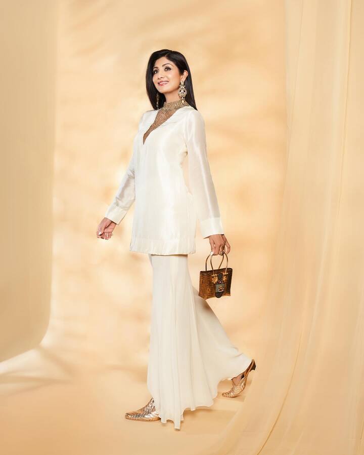 पांढऱ्या रंगाच्या आऊटफिट्समध्ये शिल्पा फारच स्टनिंग दिसत होती.(photo:theshilpashetty/ig)