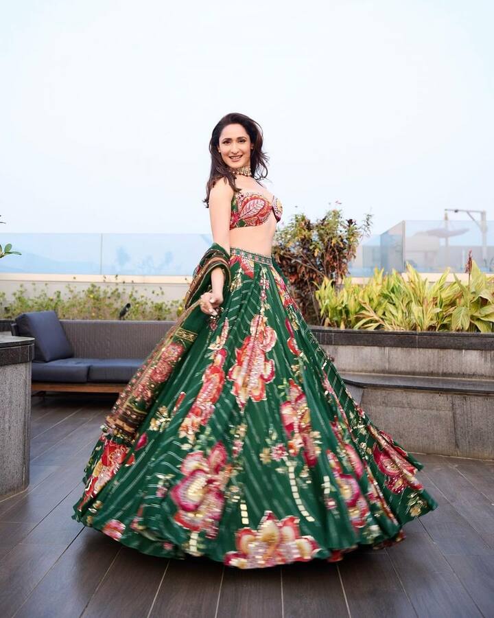 ఎప్పటికప్పుడు గ్లామరస్ ఫోటోలతో అలరిస్తుంది. Photo Credit:Pragya Jaiswal/Instagram