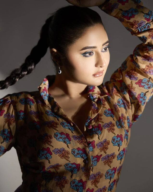 હાલમાં રશ્મિ દેસાઈ તેના નવા ફોટોશૂટના કારણે ચર્ચામાં છે.