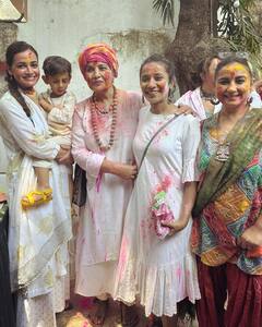 Holi 2024: पेरेंट्स टू बी Ali Fazal और Richa Chadha संग दीया मिर्जा ने गुलाल से खेली होली, शबाना आजमी समेत ये सितारे भी आए नजर