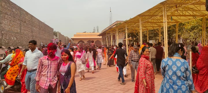 जयपुर में होली का जश्न, अराध्य देव गोविंद देव जी मंदिर में खेली जाने वाली होली से शुरू होती है. यह होली एक हफ्ते तक खेली जाती है. होली के पर्व पर भगवान के साथ होली खेलने के लिए भक्तों का जनसैलाब उमड़ पड़ता है.