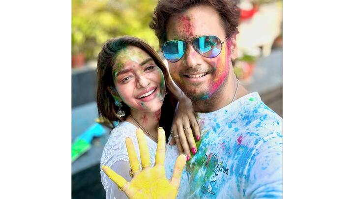 সোশ্যাল মিডিয়ায় দোলের রঙিন ছবি শেয়ার করে নিলেন যশ দাশগুপ্ত ও নুসরত জাহান। তবে দেখা মিলল না তাঁদের একরত্তির।