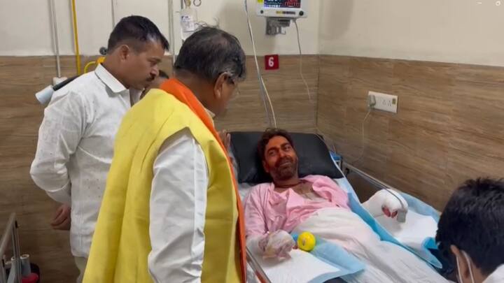 Ujjain Mahakal Temple Fire BJP congress candidates Mahesh Parmar Anil Firojiya Kailash Vijayvargiya meet injured ANN Ujjain Mahakal: महाकाल मंदिर में आगजनी की घटना पर राजनीति शुरू, कांग्रेस बोली- परिसर में सुरक्षा की खुली पोल