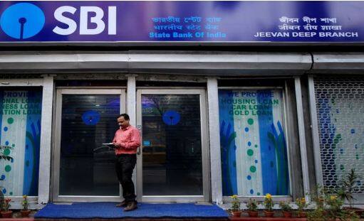 ਜੇ ਕੋਈ SBI ਬੈਂਕ ਖਾਤਾ ਧਾਰਕ ਆਪਣੇ ਖਾਤੇ ਵਿੱਚ 25,000 ਰੁਪਏ ਦਾ ਮਹੀਨਾਵਾਰ ਬਕਾਇਆ ਰੱਖਦਾ ਹੈ, ਤਾਂ ਉਸਨੂੰ SBI ATM 'ਤੇ ਇੱਕ ਮਹੀਨੇ ਵਿੱਚ ਪੰਜ ਮੁਫ਼ਤ ਲੈਣ-ਦੇਣ ਮਿਲੇਗਾ। ਆਪਣੇ ਖਾਤੇ ਵਿੱਚ 25,000 ਰੁਪਏ ਤੋਂ ਵੱਧ ਰੱਖਣ ਵਾਲਿਆਂ ਨੂੰ ਅਸੀਮਤ ਲੈਣ-ਦੇਣ ਦੀ ਸਹੂਲਤ ਮਿਲਦੀ ਹੈ। ਜੇਕਰ ਕੋਈ SBI ਖਾਤਾ ਧਾਰਕ ਦੂਜੇ ਬੈਂਕਾਂ ਵਿੱਚ ਵੀ ਅਸੀਮਤ ATM ਲੈਣ-ਦੇਣ ਕਰਨਾ ਚਾਹੁੰਦਾ ਹੈ, ਤਾਂ ਉਸਨੂੰ 1 ਲੱਖ ਰੁਪਏ ਦਾ ਮਹੀਨਾਵਾਰ ਔਸਤ ਬਕਾਇਆ ਰੱਖਣਾ ਹੋਵੇਗਾ।