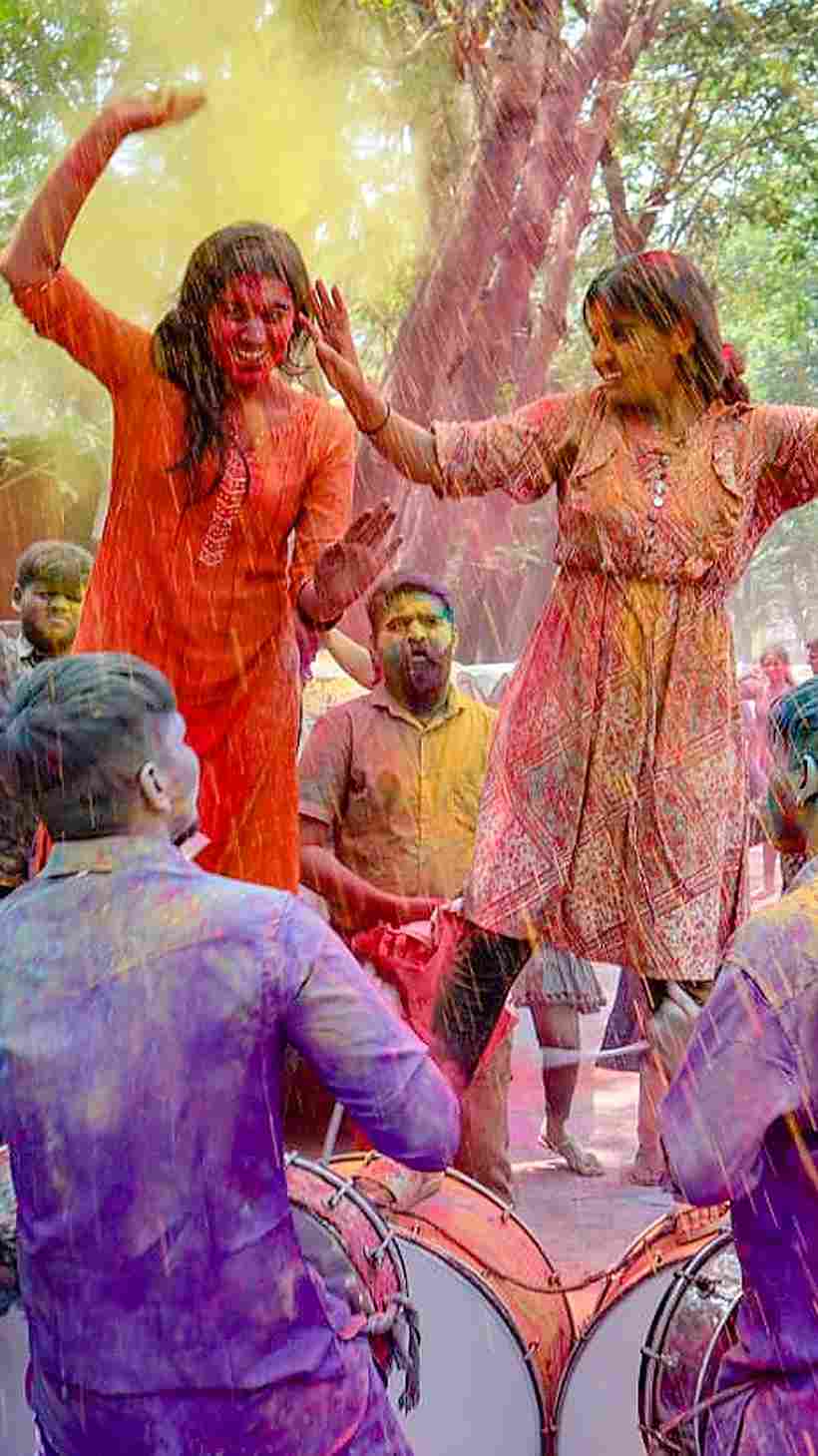 রং খেলার সময় তাই কড়া নজর রাখতে হয় সঙ্গে থাকা ইলেকট্রনিক গ্যাজেটেও। বিশেষ করে মোবাইল ফোনের দিকে