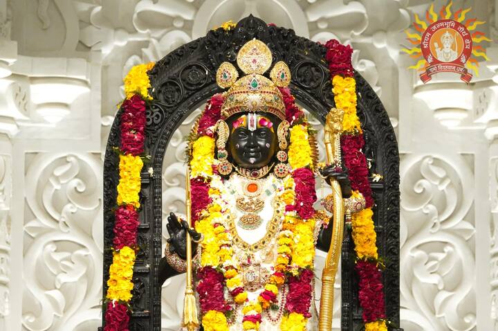 Ram Mandir Holi 2024: अयोध्या के भव्य राम मंदिर में सोमवार (25 मार्च) को भव्य होली उत्सव मनाया गया. लगभग 500 वर्षों बाद अयोध्या के राम मंदिर की यह पहली होली है, इसलिए यह रामभक्तों के लिए बेहद खास अवसर है.