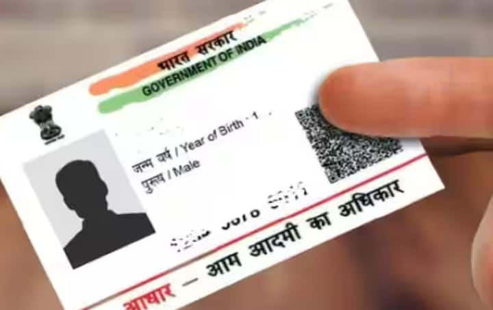 Aadhar card: ਜੇਕਰ ਅਧਾਰ ਕਾਰਡ ਵਿੱਚ ਗ਼ਲਤ ਨਾਮ ਦਰਜ ਹੋ ਗਿਆ ਹੈ ਤਾਂ ਘਬਰਾਉਣ ਦੀ ਲੋੜ ਨਹੀਂ ਹੈ। ਤੁਸੀਂ ਘਰ ਬੈਠਿਆਂ ਆਪਣਾ ਨਾਮ ਬਦਲ ਸਕਦੇ ਹੋ। ਇੱਥੇ ਜਾਣੋ ਪੂਰਾ ਤਰੀਕਾ