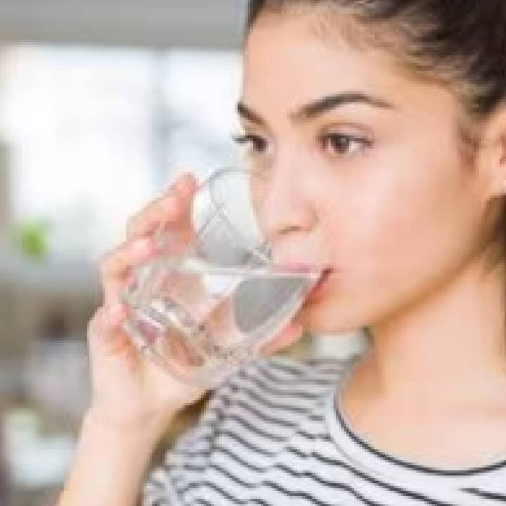ਆਪਣੇ ਭਾਰ ਘਟਾਉਣ ਦੇ ਸਫ਼ਰ ਵਿੱਚ, ਰੋਜ਼ਾਨਾ ਕੋਸਾ ਪਾਣੀ ਪੀਓ। ਇਸ ਨਾਲ ਸਰੀਰ ਹਮੇਸ਼ਾ ਡਿਟੌਕਸੀਫਾਈਡ ਰਹੇਗਾ ਅਤੇ ਤੁਸੀਂ ਹਮੇਸ਼ਾ ਸਿਹਤਮੰਦ ਰਹੋਗੇ।