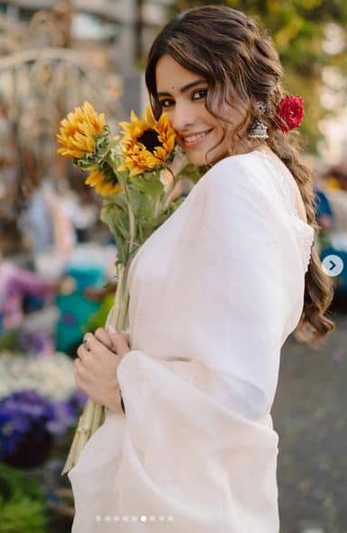 ਅਭਿਨੇਤਰੀ ਘੱਟੋ-ਘੱਟ ਮੇਕਅਪ, ਹਲਕੇ ਲਿਪ ਸ਼ੇਡ ਅਤੇ ਸਿੰਪਲ ਲੁੱਕ ਨਾਲ ਪ੍ਰਸ਼ੰਸਕਾਂ ਨੂੰ ਹੈਰਾਨ ਕਰ ਰਹੀ ਹੈ। ਫੈਨਜ਼ ਉਸ ਦੀਆਂ ਤਸਵੀਰਾਂ 'ਤੇ ਪਿਆਰ ਦੀ ਵਰਖਾ ਕਰ ਰਹੇ ਹਨ। ਇੱਕ ਪ੍ਰਸ਼ੰਸਕ ਨੇ ਟਿੱਪਣੀ ਕਰਦੇ ਹੋਏ ਲਿਖਿਆ - ਮੇਰੀ ਪਸੰਦੀਦਾ ਕਸ਼ਿਸ਼