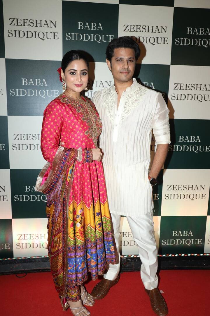 बिग बॉस 17 का हिस्सा रहे कपल ऐश्वर्या शर्मा और नील भट्ट इफ्तार पार्टी में शामिल हुए. मल्टीकलर फ्रॉक के साथ जूड़ा बांधे एक्ट्रेस काफी खूबसूरत लग रह थीं. वहीं नील व्हाइट कुर्ते में नजर आए.