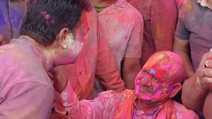 Happy Holi 2024: कोटा में धूमधाम से लोगों ने रंगों का पर्व होली को मनाया. आम आदमी से लेकर राजनेता भी होली की मस्ती में डूबे नजर आए. होली की झांकियों ने भी पर्व के उत्साह को दोगुना कर दिया.