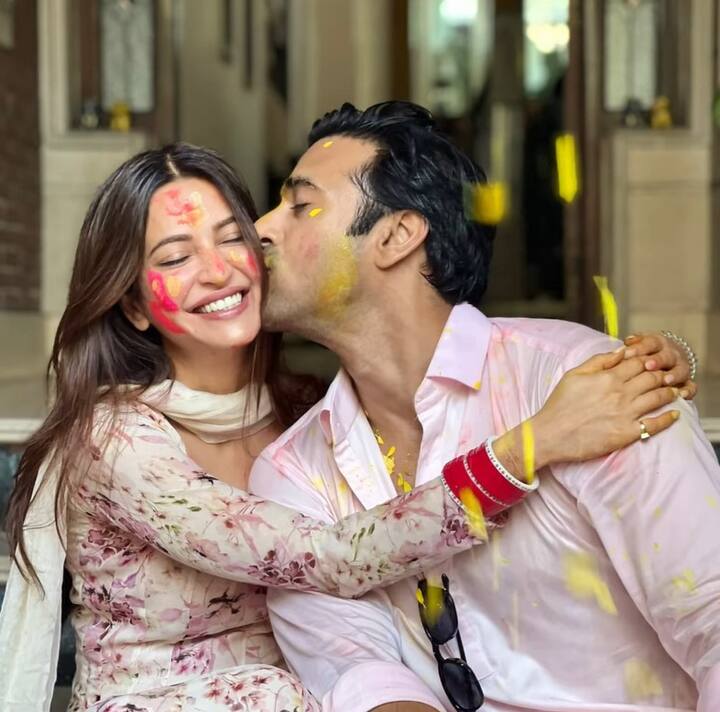 ਦੱਸ ਦੇਈਏ ਕਿ ਵਿਆਹ ਤੋਂ ਬਾਅਦ ਦੋਵਾਂ ਦੀਆਂ ਕਈ ਤਸਵੀਰਾਂ ਇੰਸਟਾਗ੍ਰਾਮ 'ਤੇ ਵਾਇਰਲ ਹੋ ਰਹੀਆਂ ਹਨ।