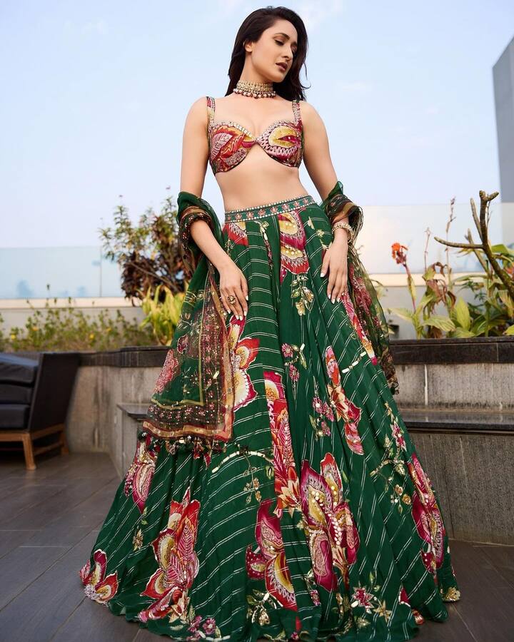 సోషల్ మీడియాలో ఫుల్ యాక్టివ్ గా ఉంటూ నెటిజన్లను ఆకట్టుకుంటుంది. Photo Credit:Pragya Jaiswal/Instagram