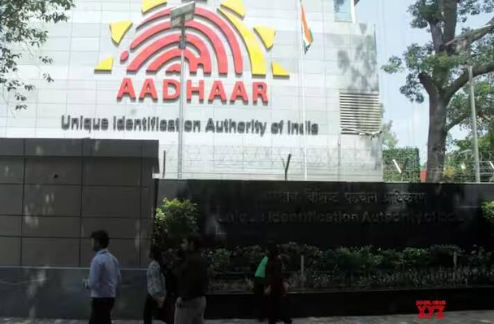 ਅਧਾਰ ਕਾਰਡ ਬਣਾਉਣ ਦਾ ਕੰਮ ਭਾਰਤ ਦਾ ਇੱਕ ਸੰਸਥਾ ਕਰਦੀ ਹੈ। ਜਿਸ ਨੂੰ ਯੂਨਿਕ ਆਈਡੈਂਟੀਫਿਕੇਸ਼ਨ ਅਥਾਰਿਟੀ ਆਫ ਇੰਡੀਆ ਭਾਵ ਕਿ UIDAI ਵੀ ਕਹਿੰਦੇ ਹਨ।