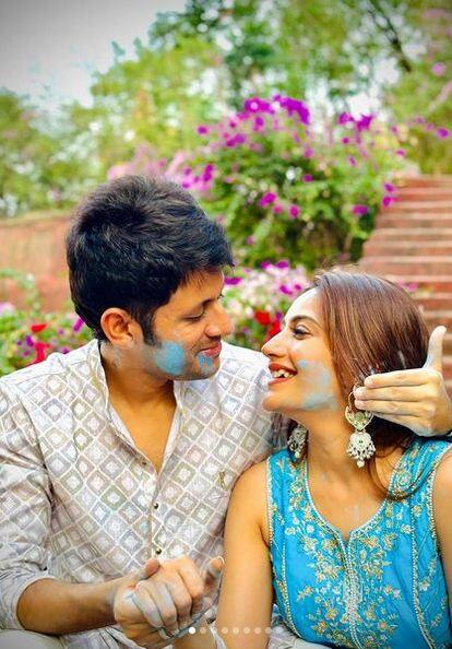 ਸੁਰਭੀ ਲਈ ਇਸ ਸਾਲ ਦੀ ਹੋਲੀ ਬਹੁਤ ਖਾਸ ਹੈ। ਸੁਰਭੀ ਵਿਆਹ ਤੋਂ ਬਾਅਦ ਆਪਣੀ ਪਹਿਲੀ ਹੋਲੀ ਮਨਾ ਰਹੀ ਹੈ। ਅਭਿਨੇਤਰੀ ਨੇ ਆਪਣੇ ਪਤੀ ਕਰਨ ਨਾਲ ਹੋਲੀ ਬਹੁਤ ਉਤਸ਼ਾਹ ਨਾਲ ਖੇਡੀ ਹੈ।