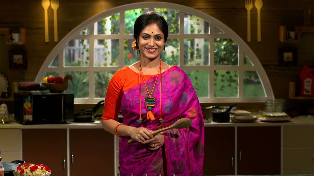 Aakash Aath Introduces Popular Tollywood Face Basabdatta Chatterjee As The New Anchor Of The Award Winning Cookery Show ‘Radhuni’ 'Radhuni' Show Update: হাতা-খুন্তি হাতে এবার রান্নার অনুষ্ঠানের সঞ্চালনায় অভিনেত্রী বাসবদত্তা চট্টোপাধ্যায়