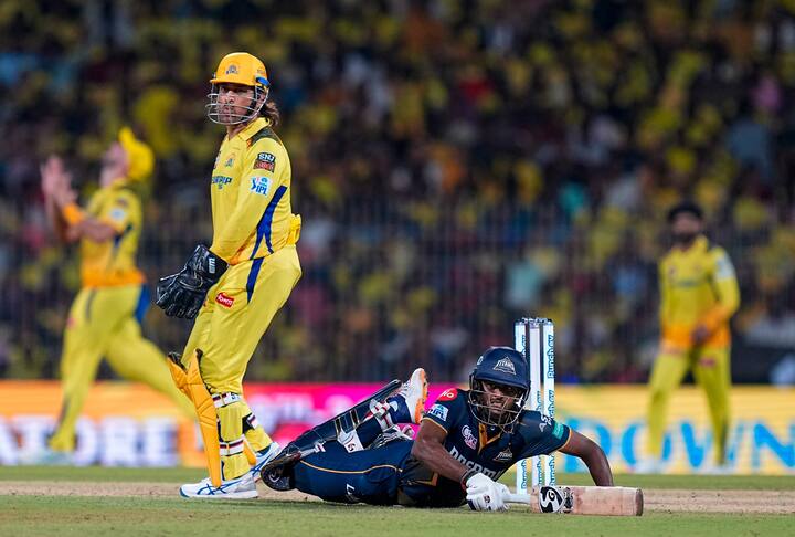 அடுத்ததாக களமிறங்கிய குஜராத் அணியின் வீரர்கள் அடுத்ததடுத்து தங்களின் விக்கெட்களை இழக்கவே 20 ஓவர்கள் முடிவில் குஜராத் அணி, 8 விக்கெட்கள் இழப்பிற்கு 143 ரன்கள் மட்டுமே எடுத்தது.